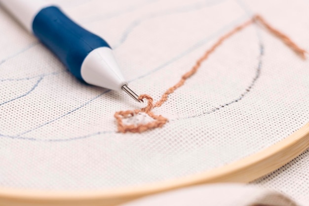 haft ręczny na naturalnej tkaninie